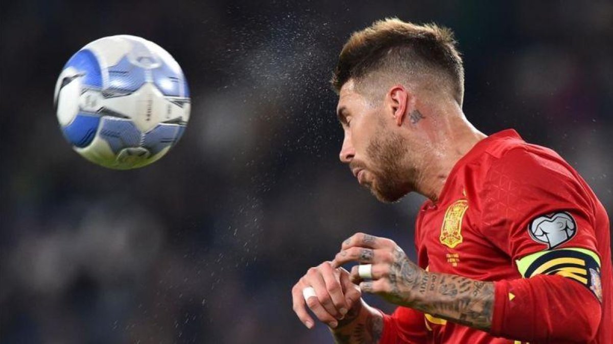 Sergio Ramos cabecea durante el Italia-España disputado en Turín.-AFP / GIUSEPPE CACACE