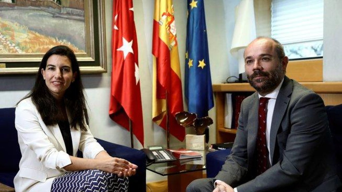 El presidente de la Asamblea de Madrid, Juan Trinidad, y la candidata de Vox en la Comunidad de Madrid, Rocío Monasterio, durante la reunión que han mantenido este martes, dentro de una nueva ronda de contactos con los seis grupos parlamentarios.-MARIS