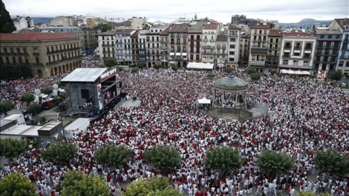 Miles de pamploneses llenan la plaza del Castillo de Pamplona para expresar nuevamente su rechazo a las agresiones sexuales ocurridas en los Sanfermines-EFE