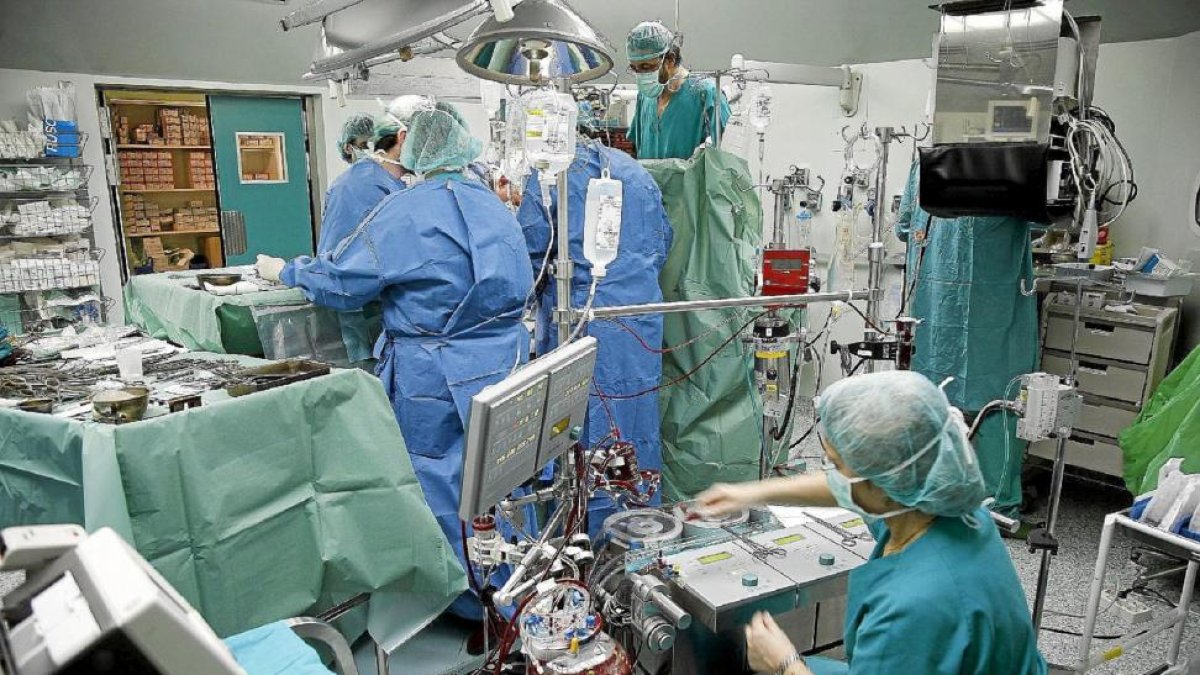 Enfermeras y médicos durante una operación.