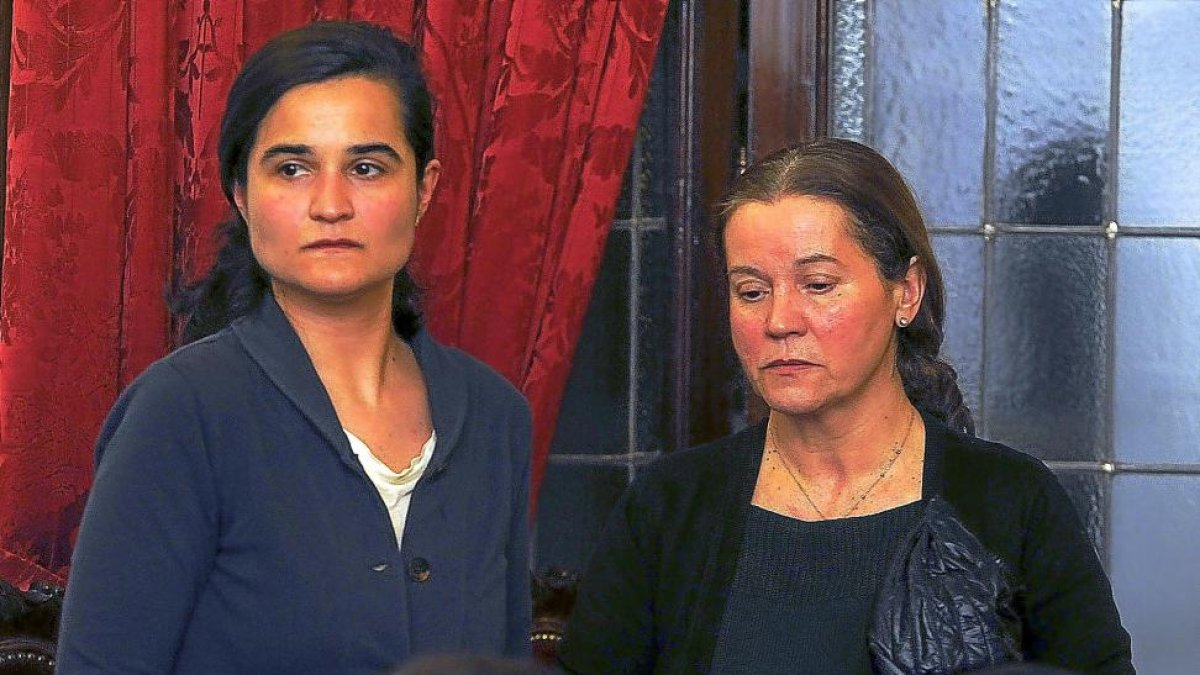 Triana Martínez y su madre Montserrat González, en el juicio.-J. CASAERES