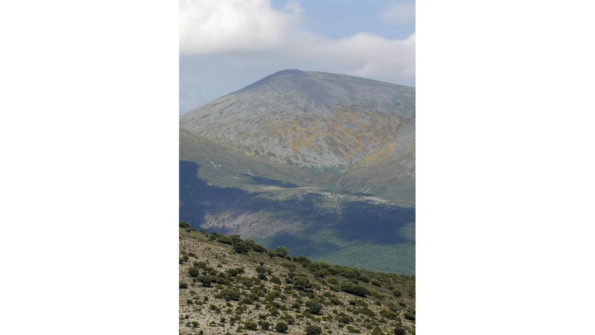 Un hito. El ‘aislamiento’ del Moncayo convierte su cumbre en un mirador espectacular desde el que ver en días despejados los Pirineos o Urbión con claridad.-VALENTÍN GUISANDE