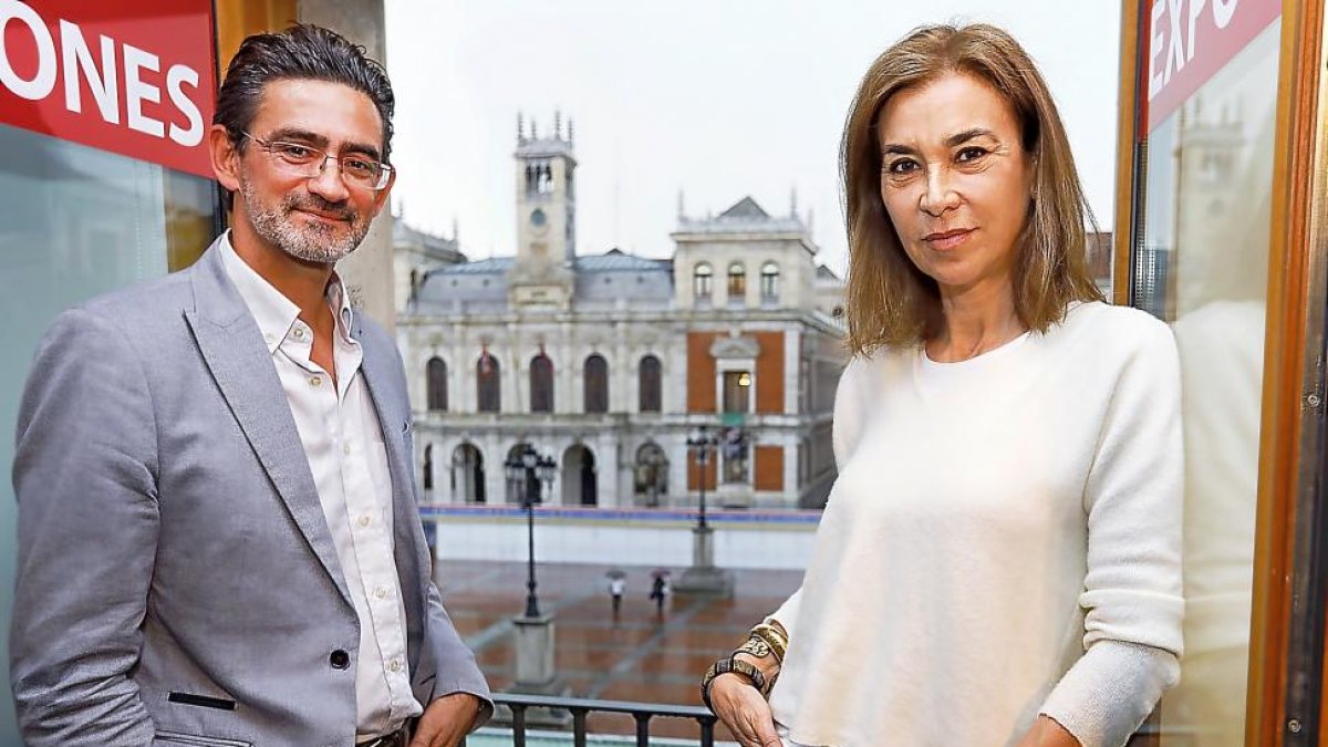 Carmen Posadas e Ignacio Martín Verona, ayer, en la Feria del Libro-J.M. Lostau
