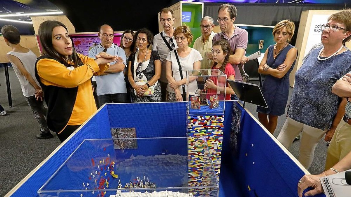 Visitantes asistiendo a la exposición de La Caixa.-J.M. LOSTAU