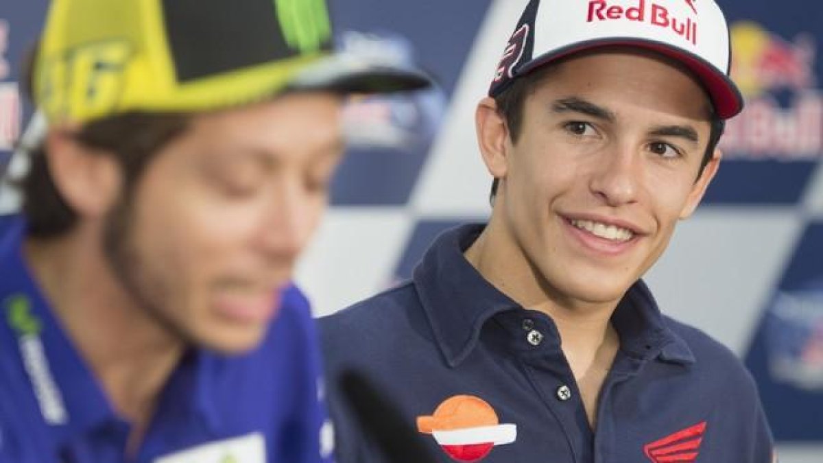 Márquez oberva a Rossi.-MIRCO LAZZARI