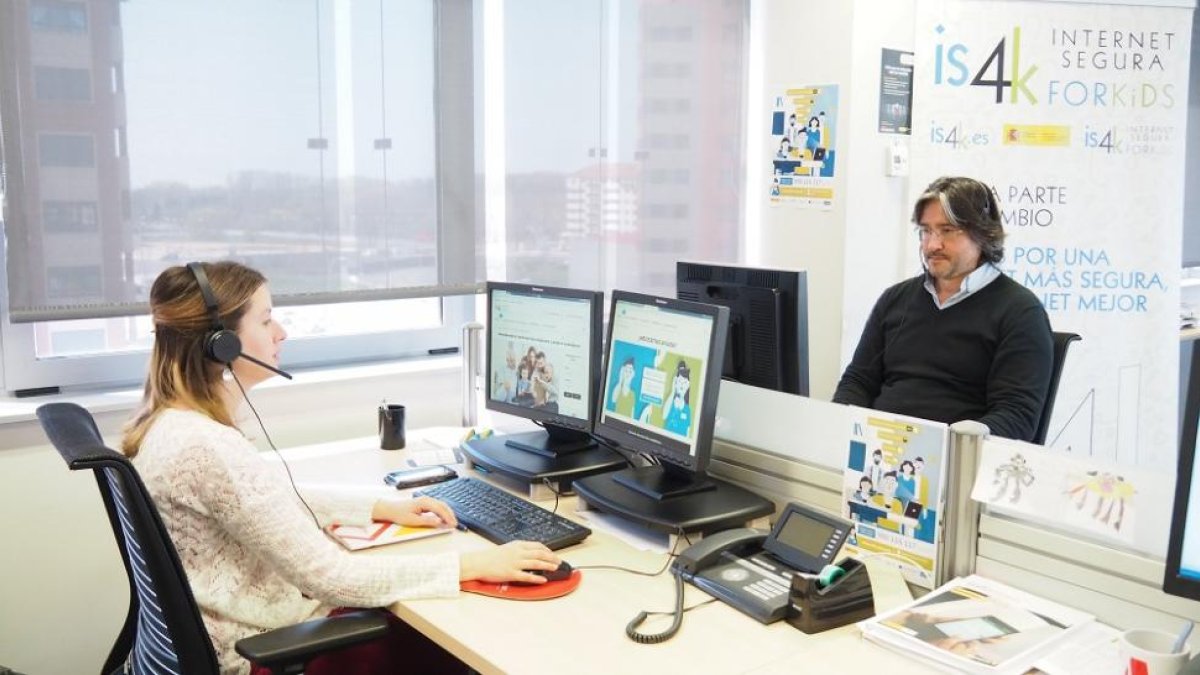 Dos miembros de la línea de ayuda de Internet Segura for Kids del Instituto Nacional de Ciberseguridad de León.-EL MUNDO