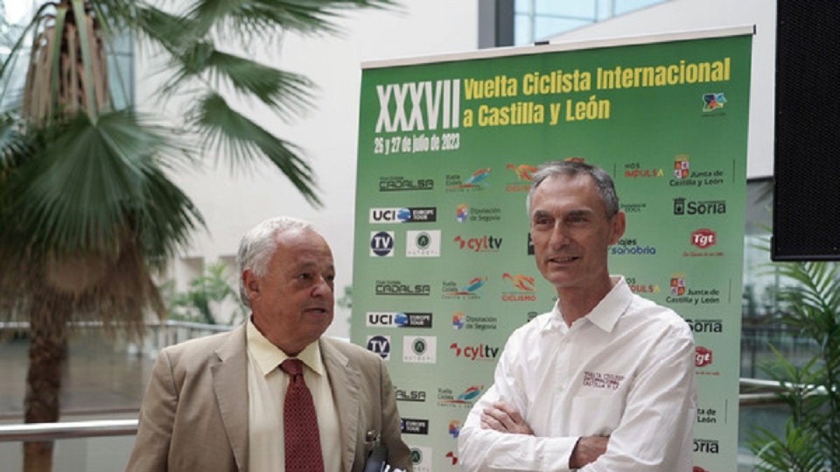 El consejero de la Junta Santonja y Lale Cubino, director de la Vuelta a Castilla y León, junto al cartel de la ronda. / ICAL