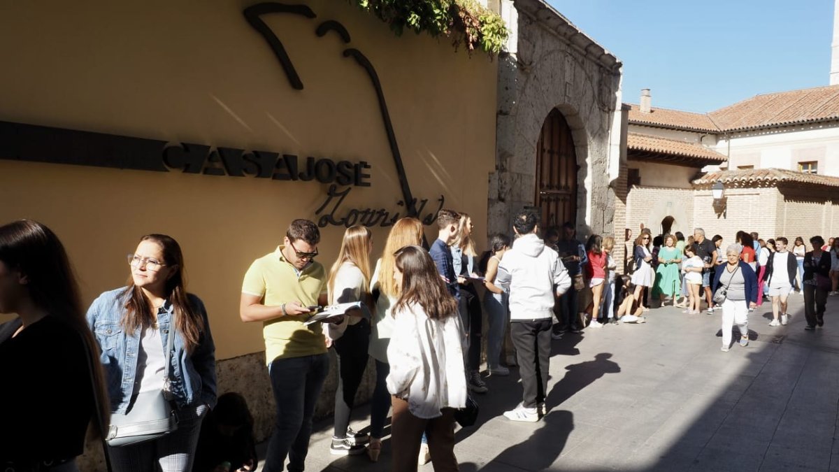 Colas para apuntarse al casting de la serie 'Memento Mori'. PHOTOGENIC