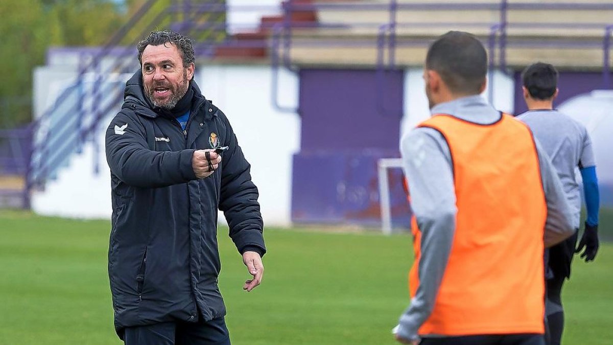 El entrenador blanquivioleta Sergio realiza una indicación durante el entrenamiento de ayer.-PABLO REQUEJO
