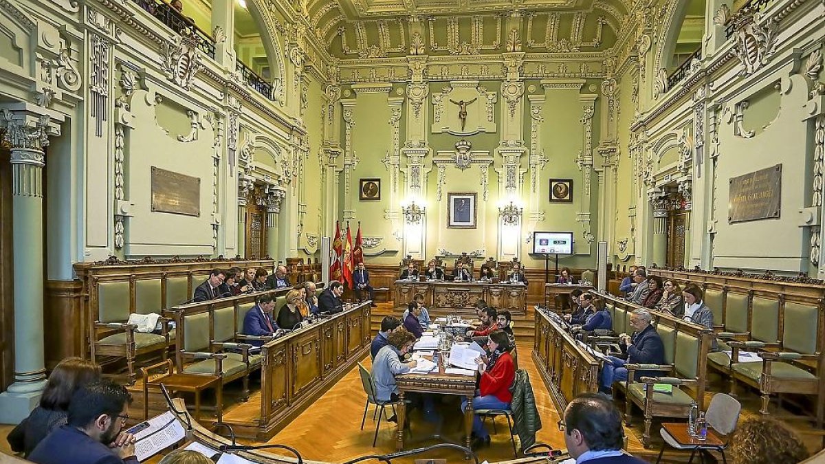 Pleno en el Ayuntamiento de Valladolid, con el crucifijo que preside el salón.-E. M.