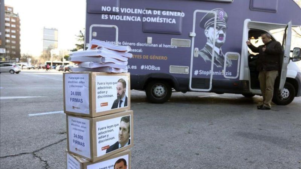 El portavoz de HazteOir, Luis Losada, junto al minibus que recorrerá las sedes de PP, Cs y Vox para entregar las firmas de su campaña contra las Leyes de Genero.-DAVID CASTRO