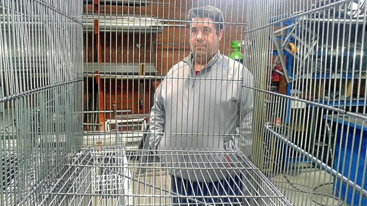 José Luis Sánchez posa tras una de las jaulas que fabrica DiVal, en la localidad abulense del Hoyo del Espino.-A. GARCÍA