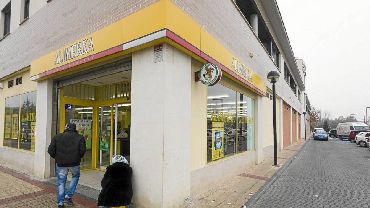 Entrada del supermercado Alimerka de Arroyo de la Encomienda donde se ha producido el robo-Pablo Requejo