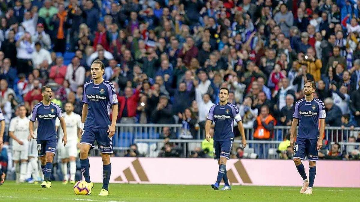 Moyano, a la izquierda, arenga a sus compañeros tras la derrota; a su lado pasan Ünal, Olivas y Míchel.-PHOTO-DEPORTE