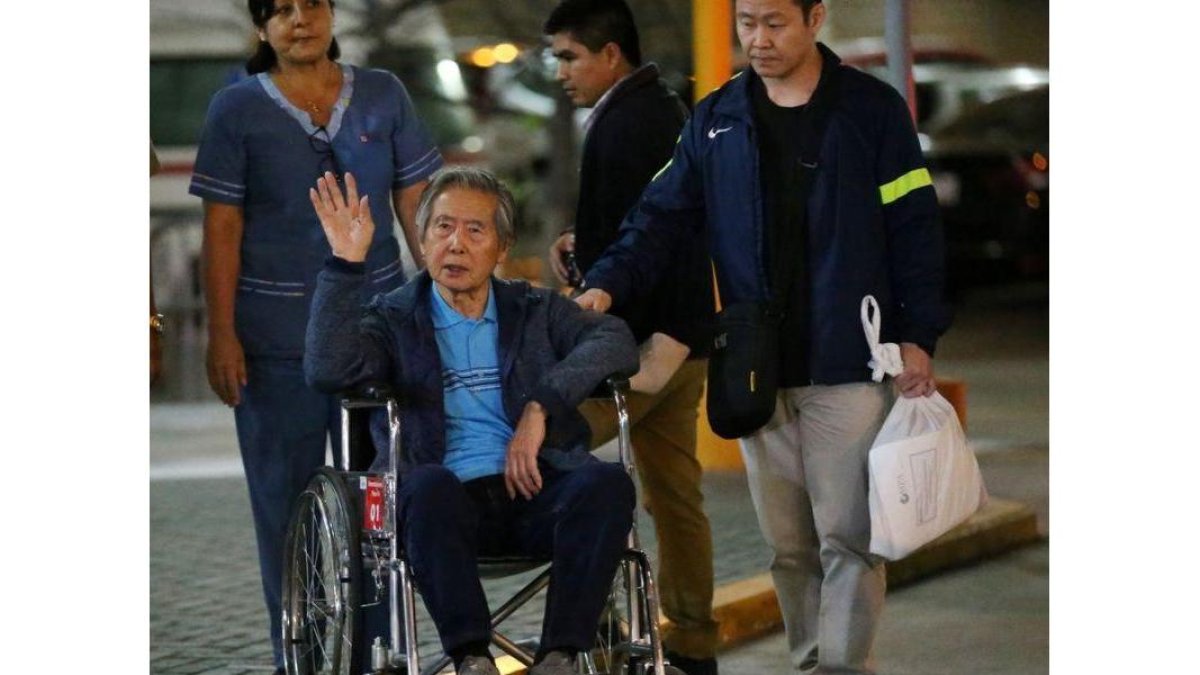 Fujimori fue condenado en 2009 a 25 años de prisión como autor mediato (con dominio del hecho) de las matanzas de Barrios Altos (1991) y La Cantuta (1992).-AFP