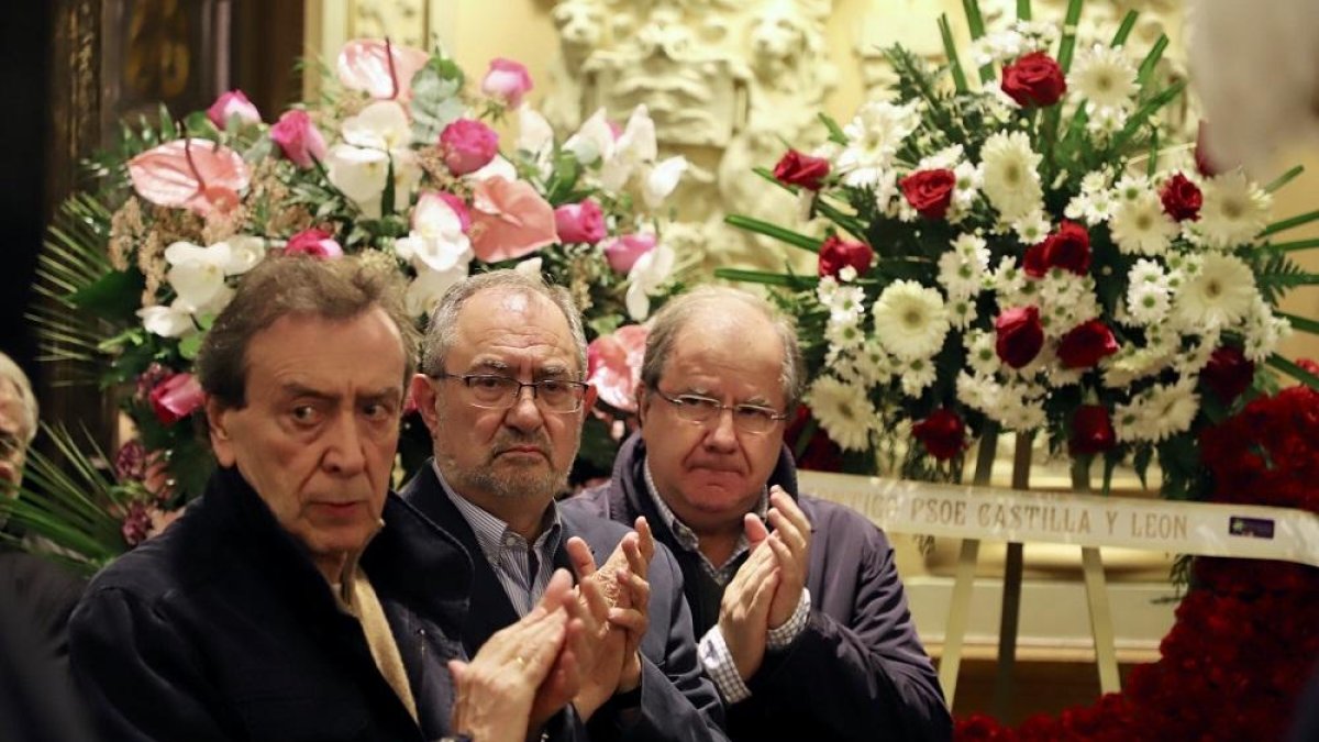 El presidente de la Junta, Juan Vicente Herrera, junto a Jesús Quijano en el consejero de Presidencia, José Antonio de Santiago Juárez en l capilla ardiente de Tomás Rodríguez Bolaños en el Ayuntamiento de Valladolid-ICAL