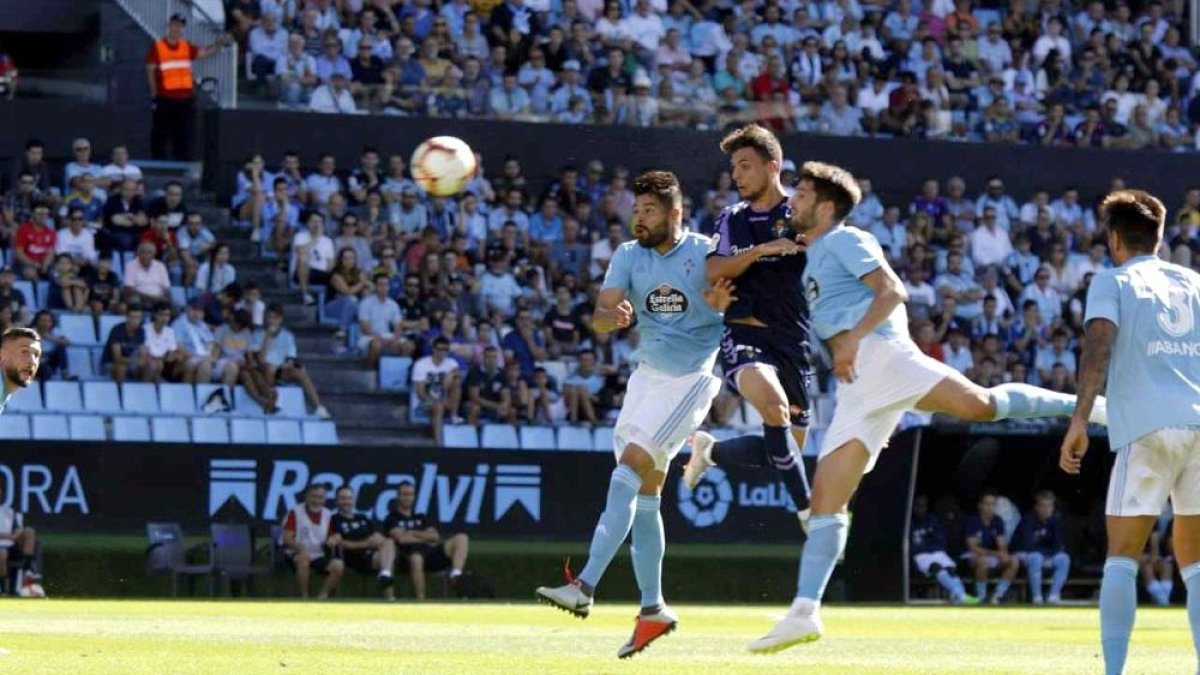 Óscar Plano se cuela entre los centrales del Celta para marcar el 2-1 con este certero cabezazo, ayer en Balaídos.-PHOTO-DEPORTE