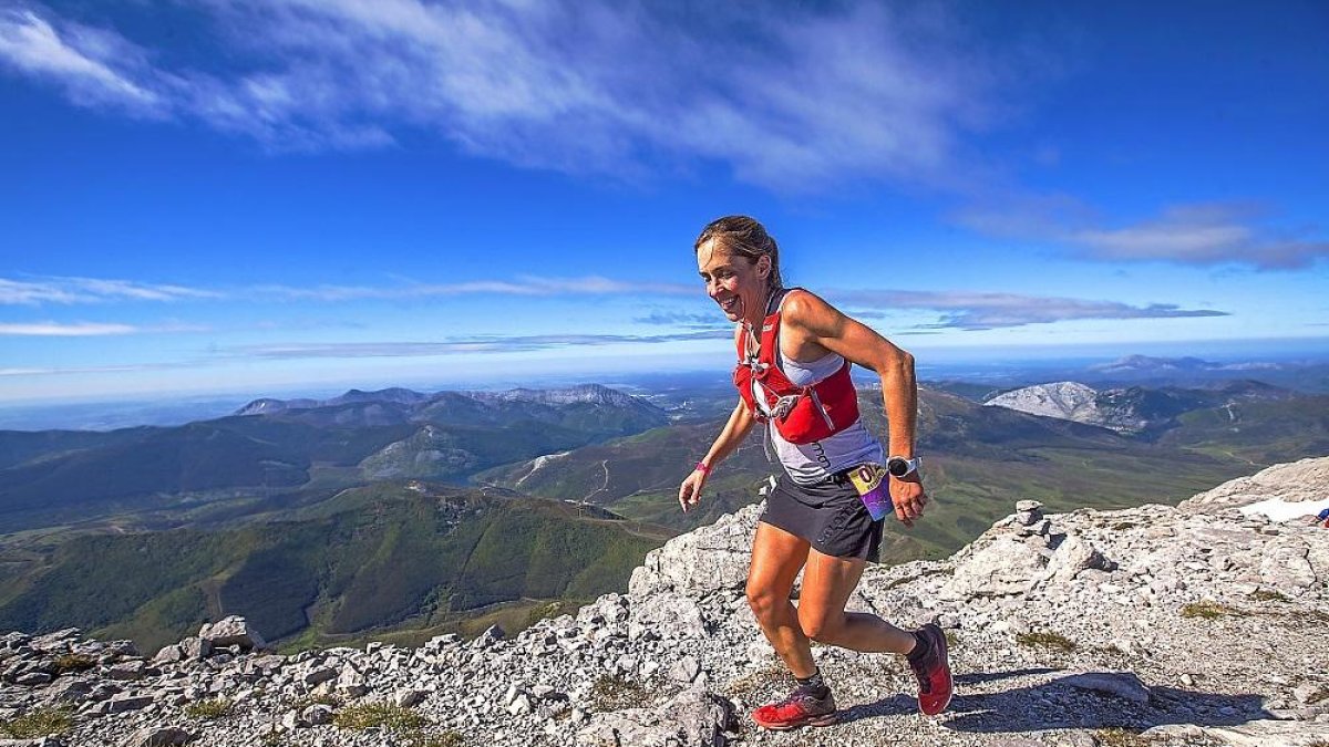Una corredera ante uno de los fábuloso paisajes de montaña.-RIAÑO TRAIL RUN