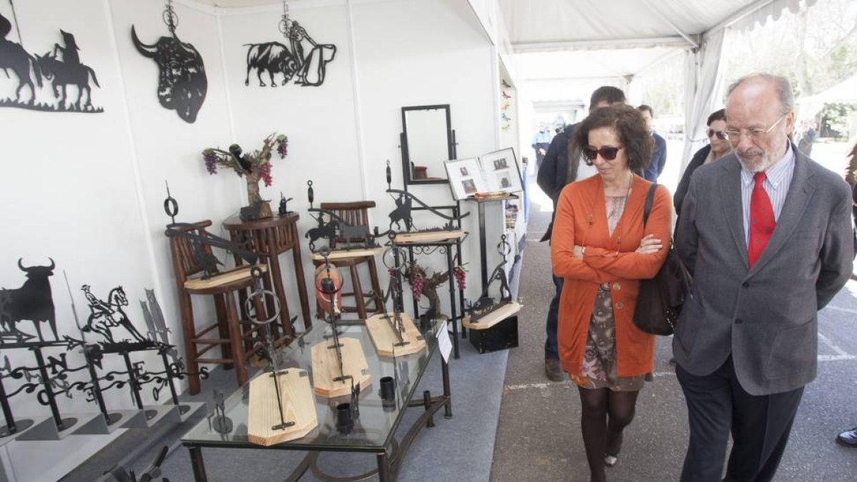 El alcalde, Javier León de la Riva, y la concejala de Cultura, Mercedes Cantalapiedra, visitan la Feria de Artesanía-Pablo Requejo