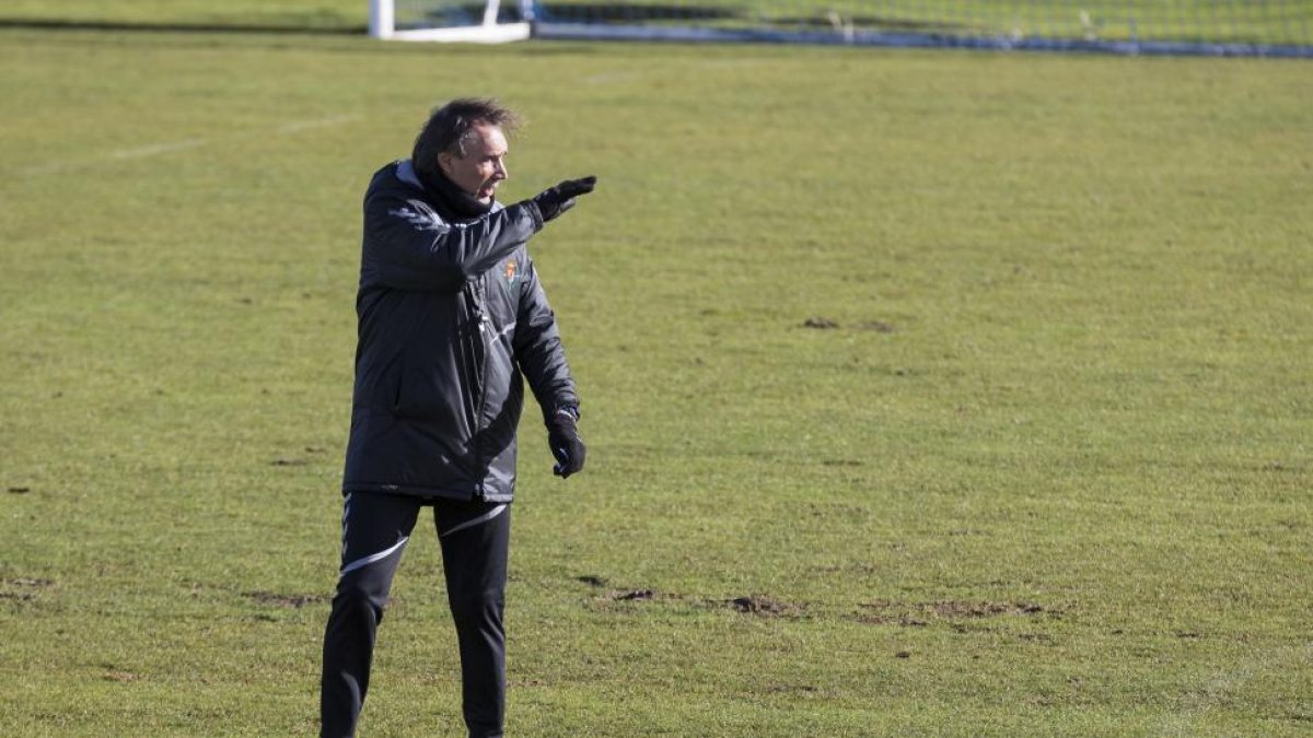 Portugal realiza una indicación en un entrenamiento.-Miguel Ángel Santos