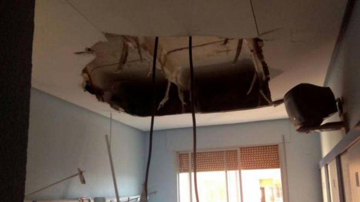Falso techo desprendido de una habitación del Hospital Clínico-El Mundo