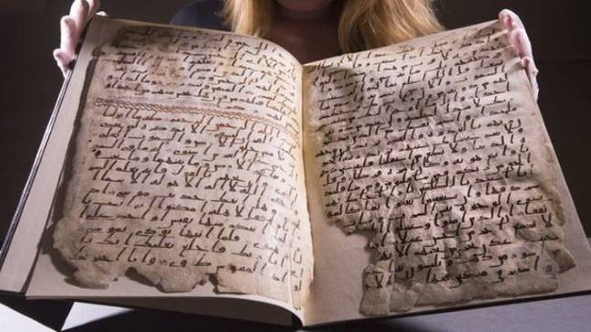 Fragmentos del Corán hallados en la Universidad de Birmingham.-