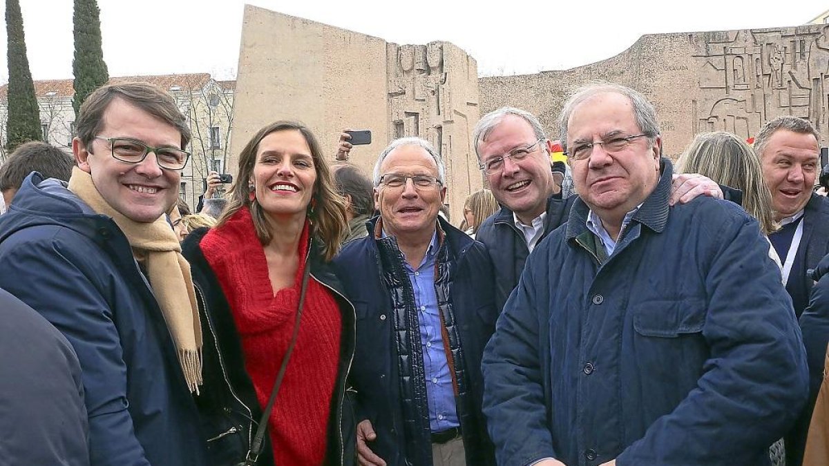 Mañueco y Herrera, a ambos lados de la foto, con dos dirigentes del PPcatalán y el alcalde de León.-ICAL