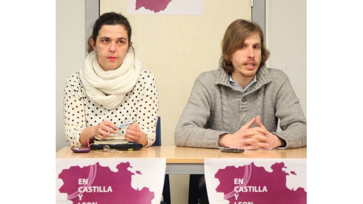 El secretario regional de Podemos, Pablo Fernández, presenta los miembros de su equipo que concurren a las primarias para la configuración de la lista autonómica. En la imagen, junto con la periodista Natalia del Barrio, única candidata a la secretaría pr-Ical