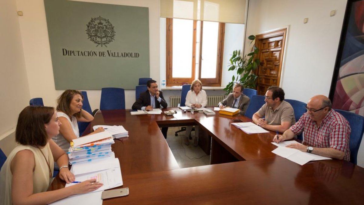 Pilar Vicente, Teresa López, Agapito Hernández, Salvador Arpa y Héctor Gallego (primero y segundo por la derecha), en la constitución de la comisión de investigación.-E. M.