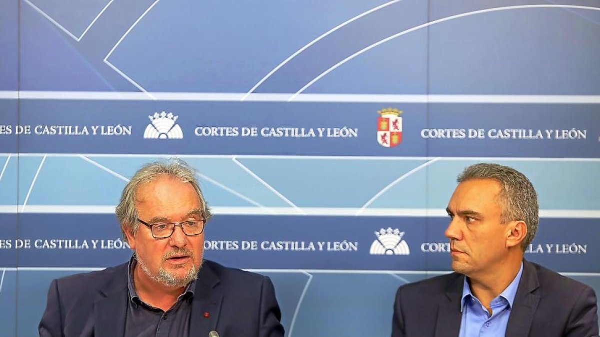 Los socialistas José Francisco Martín y Javier Izquierdo, ayer, en su valoración de presupuestos.-ICAL