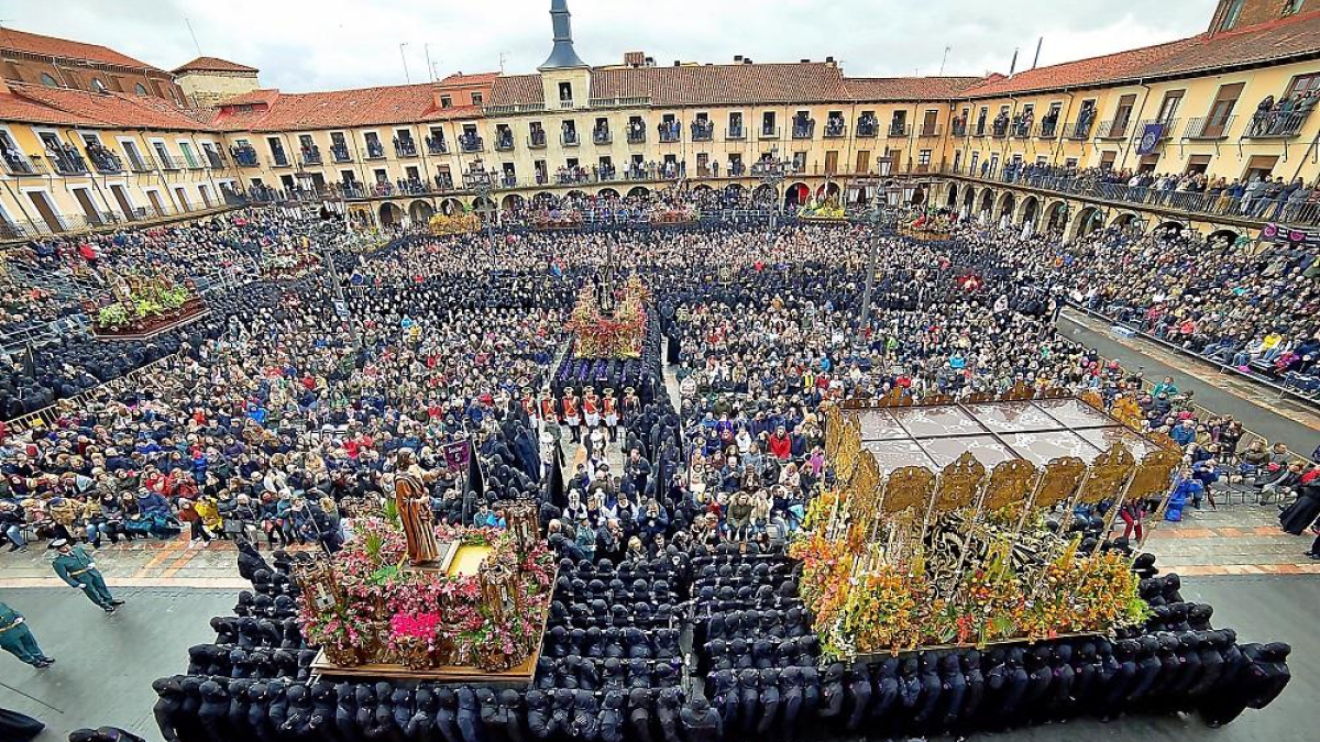Imagen del Encuentro entre San Juan y la Dolorosa, acto central de la procesión de ‘Los Pasos’, en una abarrotada plaza Mayor de la capital leonesa.-MARIO MORÁN