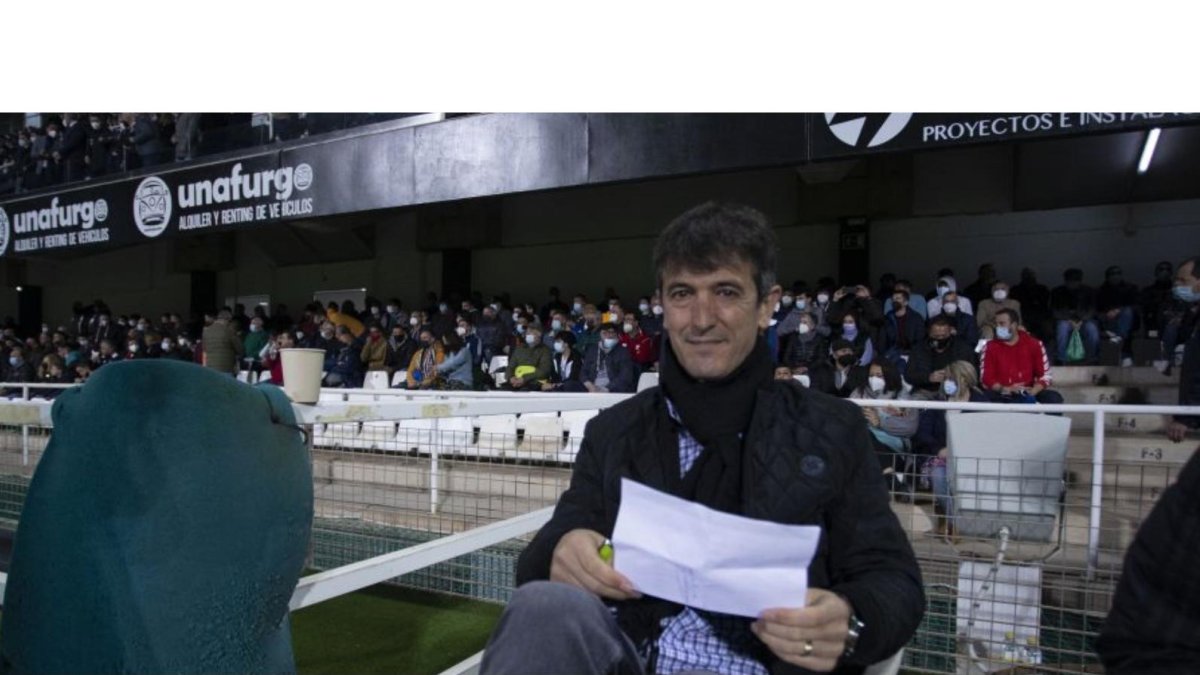 Pacheta, con sus apuntes, antes del duelo en Cartagena. / LA LIGA