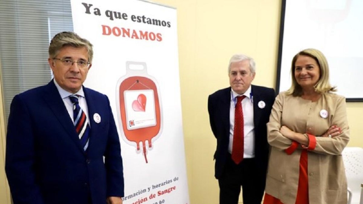 El gerente regional de Sacyl, Rafael López Iglesias, presenta la campaña 'Ya que estamos, donamos' del Centro de Hemoterapia y Hemodonación de Castilla y León junto a la directora de Chemcyl, Lydia Blanco y el director general de Asistencia Sanitaria-Miriam Chacón / ICAL