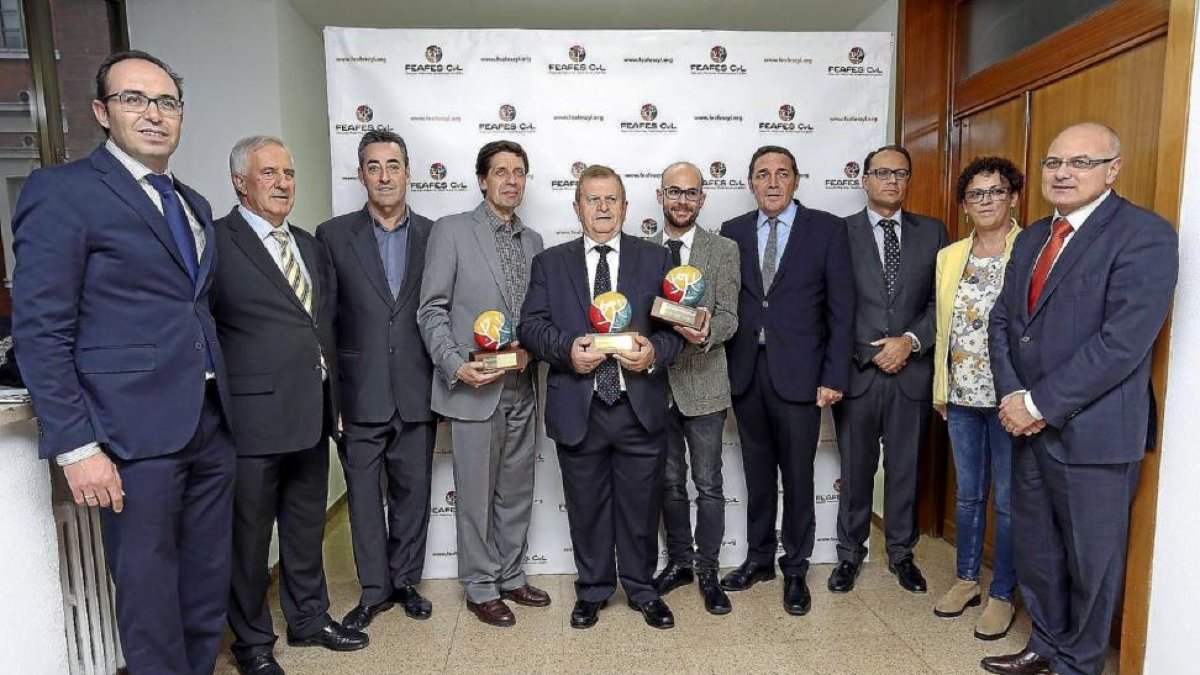 El consejero de Sanidad, Sáez Aguado, posa con los galardonados en los Premios de Salud Mental de Castilla y León.-ICAL