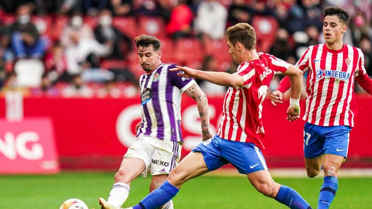 Luis Pérez filtra un pase en el choque de ida ante el Sporting. / I. SOLA / RV