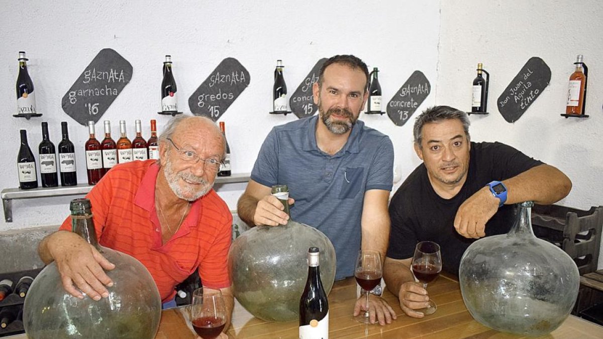 David Bustos, flanqueado por José María Rodríguez y Julio Pelmo, miembros de la directiva, en la tienda–exposición de la bodega barraqueña.-ARGICOMUNICACIÓN