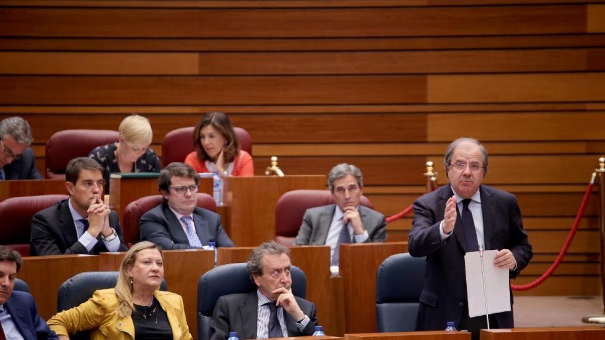 El presidente de la Junta, Juan Vicente Herrera, durante su intervención en el Pleno de las Cortes-ICAL
