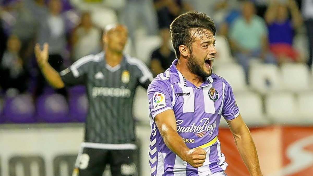 Jose celebra su primer gol con el equipo profesional, ante la decepción del ex blanquivioleta Peña.-J. M. LOSTAU