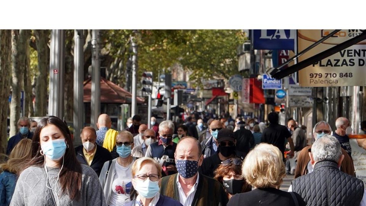 Gente con mascarilla en Valladolid. - ICAL