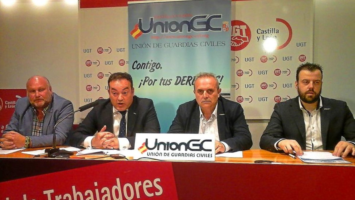 El letrado Daniel Muñoz, el secretario nacional de la asociación, Ramón Rodríguez y el regional, Marcelino García.-