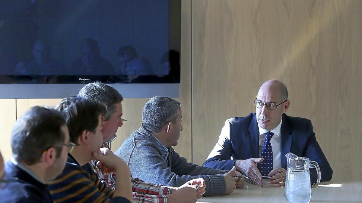 Representantes de los trabajadores de Nissan, ayer, con Tobalina en la Consejería de Economía y Hacienda.-ICAL