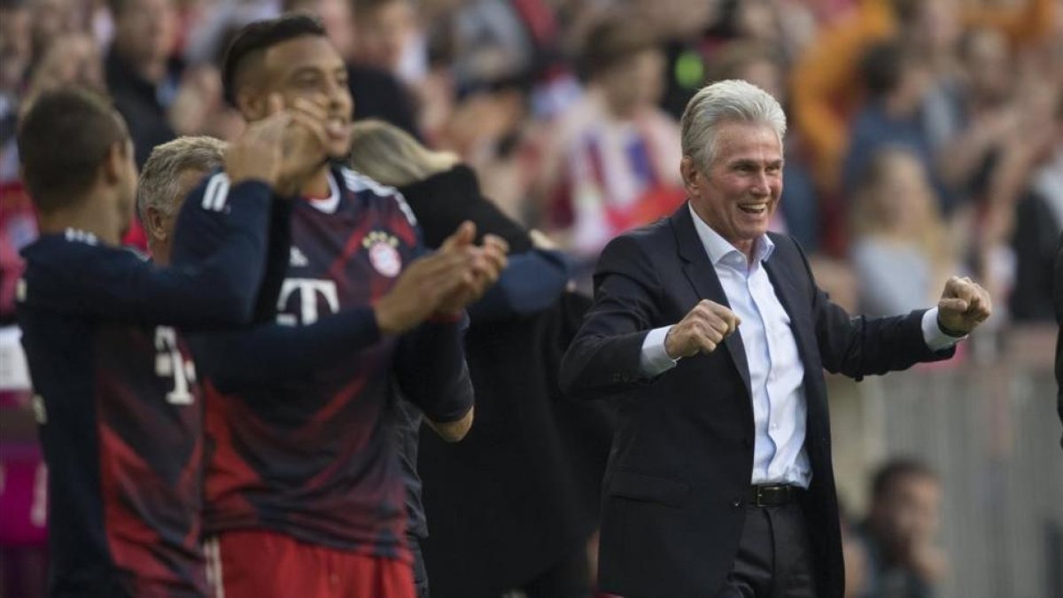 Jupp Heynckes celebra el segundo de los cinco goles del Bayern.-EFE/ ANDREAS SCHAAD