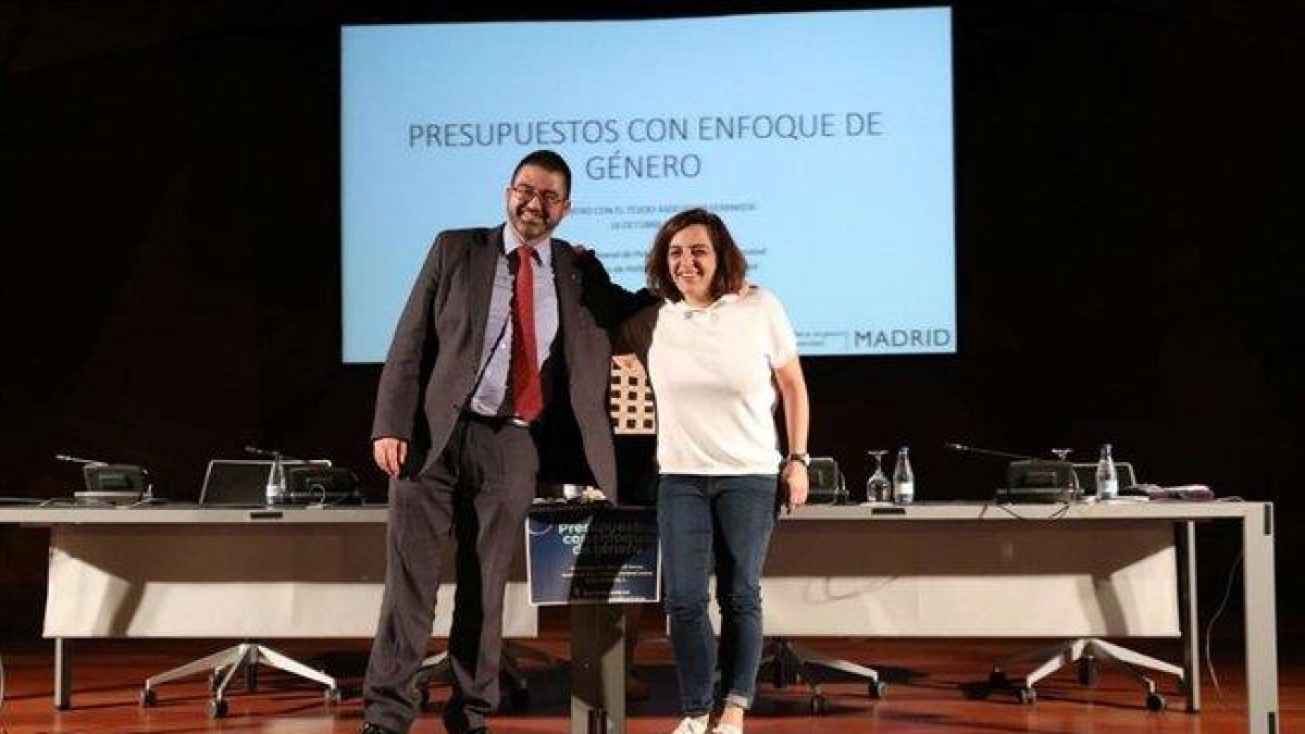 Mayer y Sánchez Mato posando antes de las jornadas de impacto de género.-EUROPA PRESS