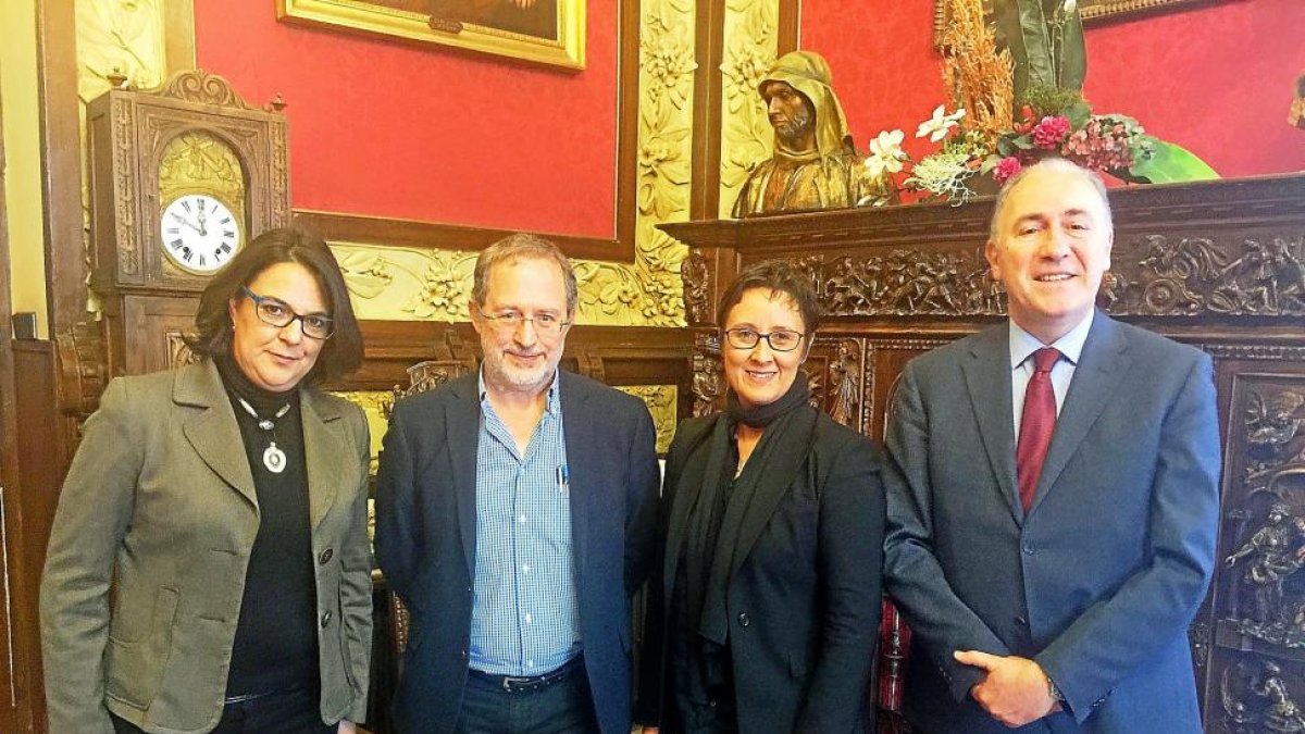 Manuel Saravia y Antonio Gato, ayer en el Consistorio, con representantes alemanas de la ‘Better Transport’.-ICAL