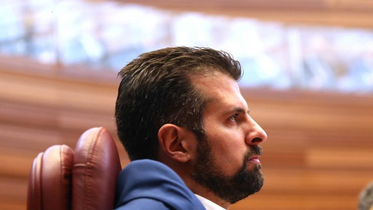 l portavoz socialista Luis Tudanca durante el discurso del presidente de la Junta.-ICAL