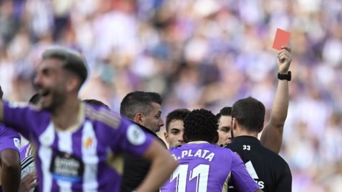 Ortiz Arias muestra la roja a Álvarez (33).