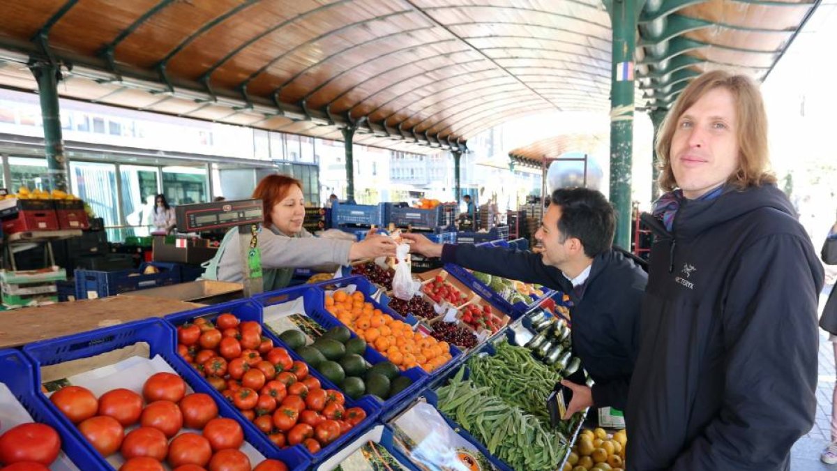 El candidato a la Presidencia de la Junta de Castilla y León, Pablo Fernández, visita el mercado de la plaza de España, donde se entrevista con los comerciantes-ICAL