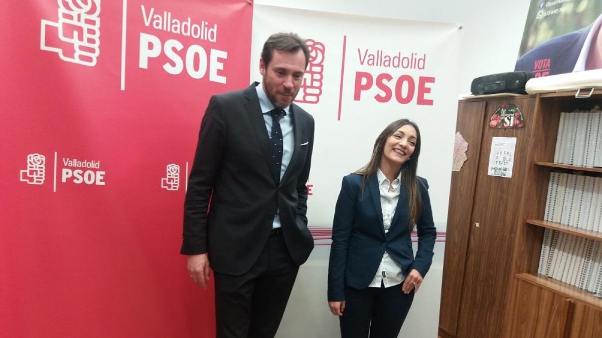 Puente junto a Carmen Jiménez, durante su presentación.-E.M.