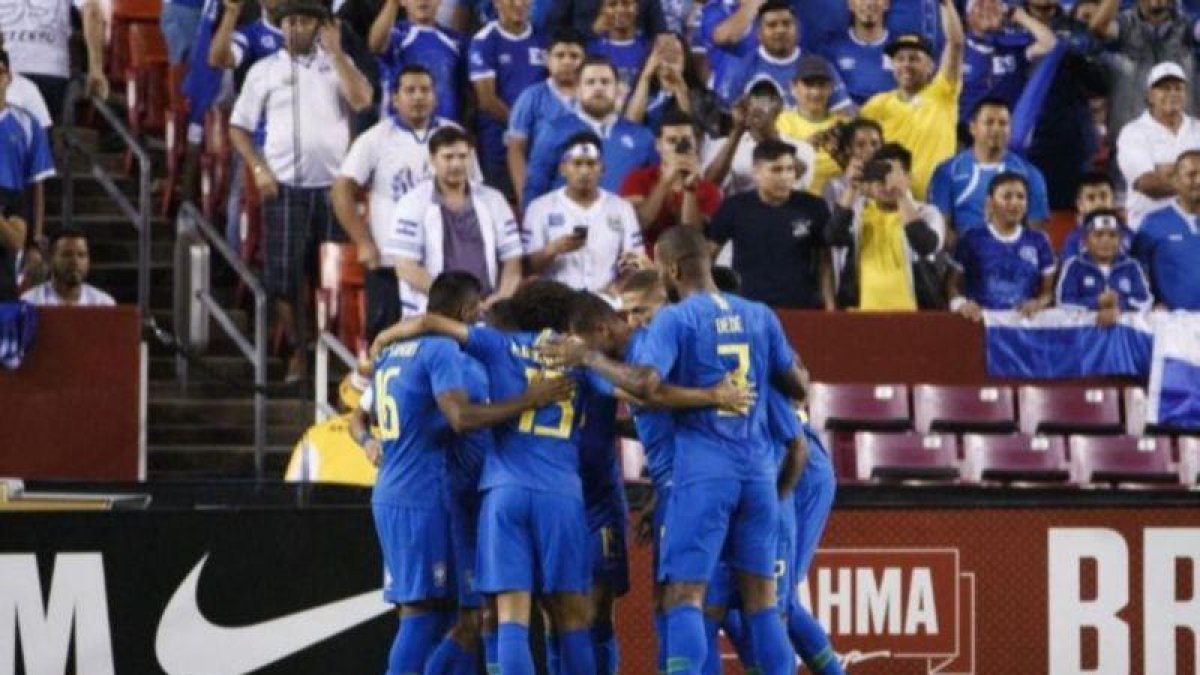 Los jugadores brasileños celebran un tanto ante El Salvador.-EFE