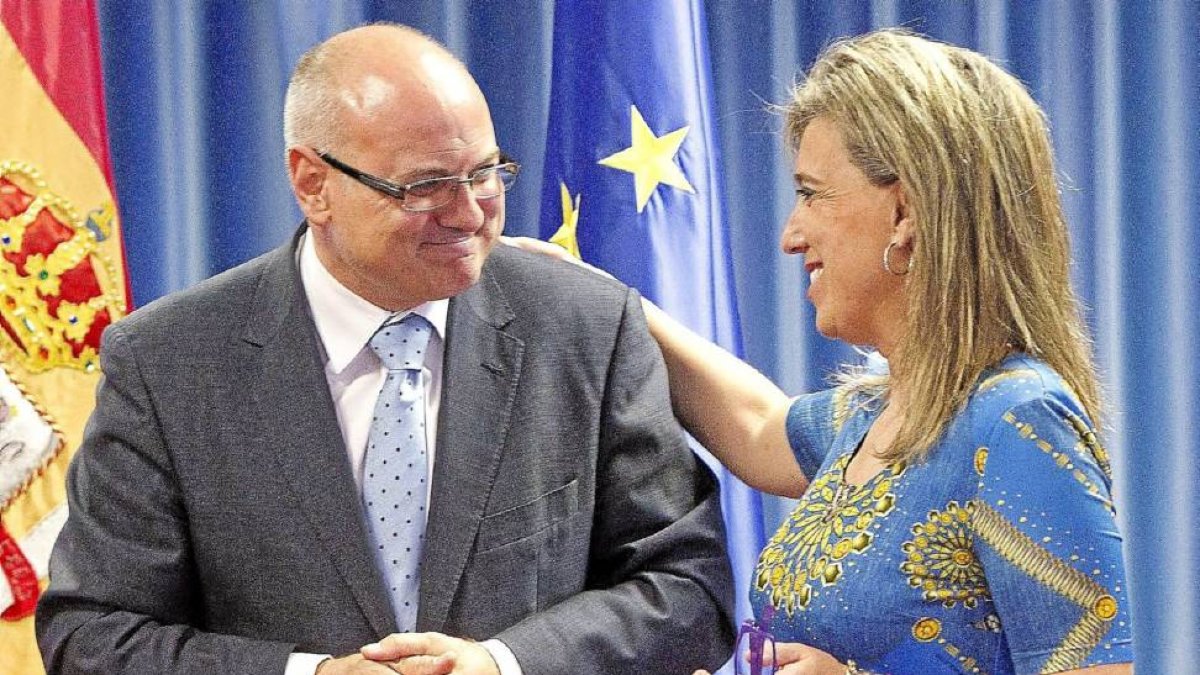 Luis Antonio Gómez Iglesias recibe la felicitación de María José Salguiero.-J.M. Lostau